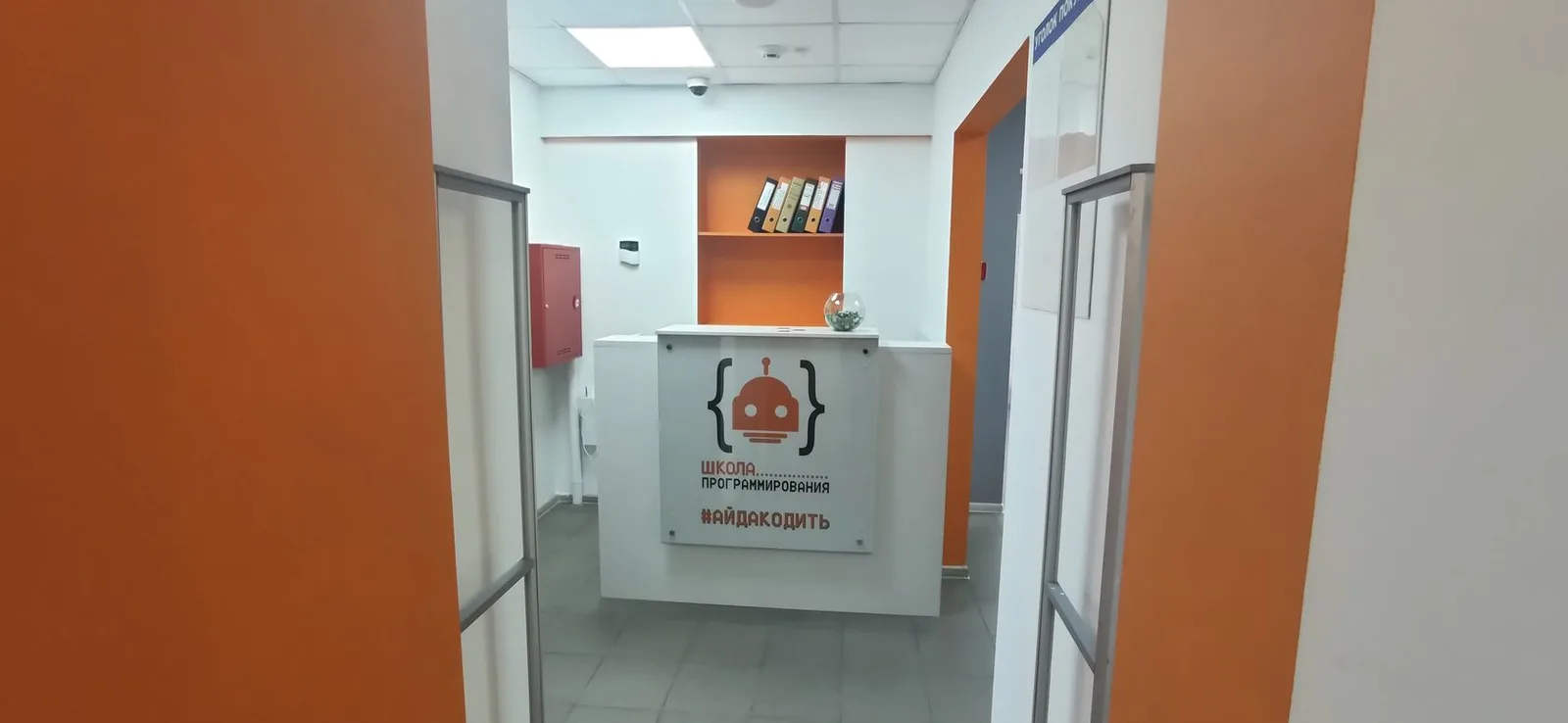 Вход и ресепшн филиала в Новопеределкино